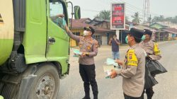 Polsek Kuantan Hilir Bersama Puskesmas Baserah Bagikan Masker, Benteng Warga dari Ancaman Asap Karhutla