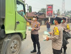 Polsek Kuantan Hilir Bersama Puskesmas Baserah Bagikan Masker, Benteng Warga dari Ancaman Asap Karhutla